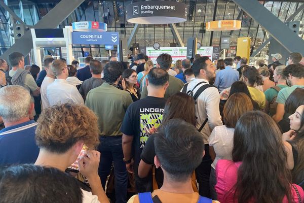 Des centaines de voyageurs ont été bloqués à l'aéroport de Lyon Saint-Exupéry, dimanche 24 septembre 2023.