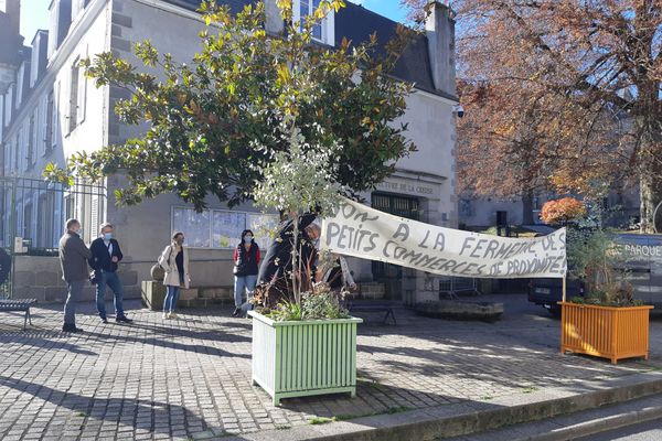 Les commerçants indépendants de Guéret réunis devant la préfecture de la Creuse pour faire entendre leur colère