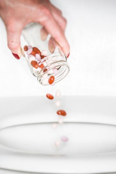 Des médicaments jetés dans les toilettes.