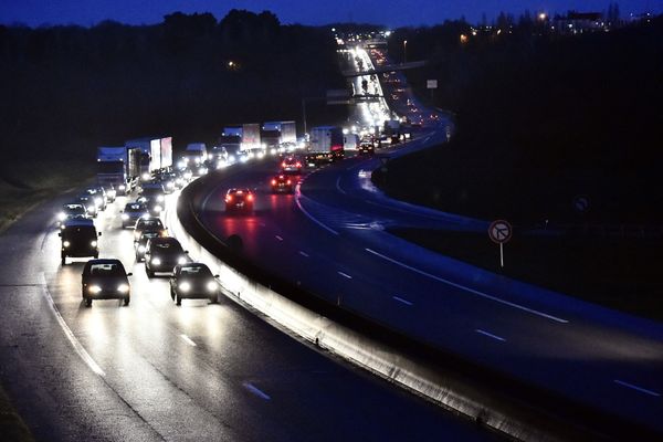 Collision frontale entre deux véhicules sur le périphérique de Nantes, les occupants d'une des voitures prennent la fuite