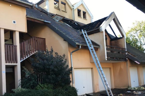 Le feu a pris sur un balcon situé au 1er étage de cet immeuble d'habitation.