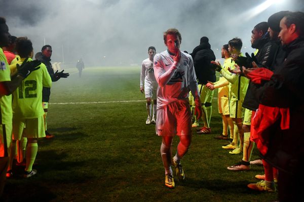 Coupe de France 8ème tour GSI Pontivy / Stade Brestois (0-3). La haie d'honneur pour les joueurs de la GSI Pontivy.