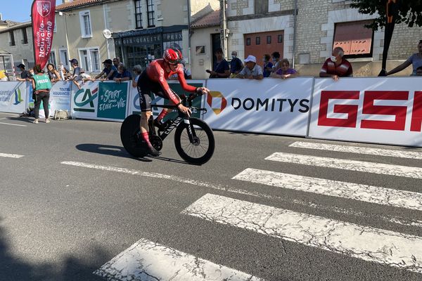 Connor Swift tire la langue à l'arrivée de son contre-la-montre. Il a tout donné. Avec un très bon chrono, il finit neuvième de l'étape mais récupère surtout le maillot blanc de leader du général qu'il ne lâchera plus.