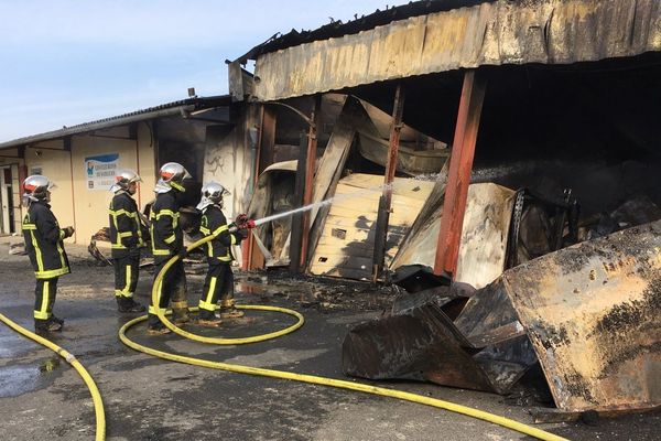 Les pompiers sont toujours sur place ce jeudi matin pour maîtriser l'incendie survenu dans l'entreprise "Les fleurons de Samatan".