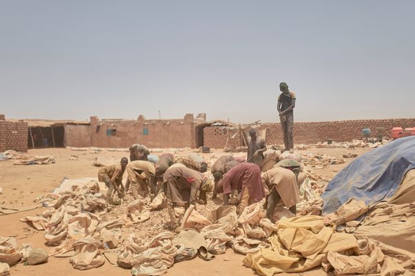 Prix Visa d'or de l'information numérique franceinfo : Sahara, la soif de l'or. Des jeunes cherchent des traces d’or parmi les restes de pierres concassées, à Arlit au Niger, le 3 mai 2023.