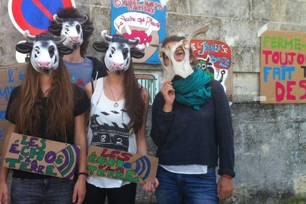 L'association "Les échos d'la terre"  a rejoint le collectif "Restons fermes" devant la préfecture d'Indre-et-Loire pour protester contre le projet de ferme-usine de Mont - 25 juin 2015