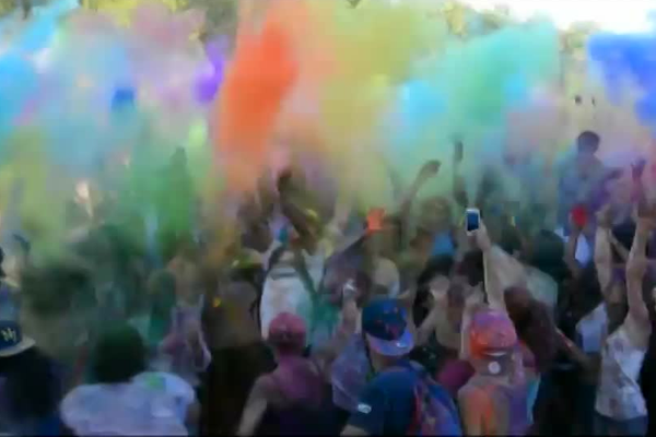 Un flashmob en clin d'oeil à la fête indienne de la Holi, place des Quinconces à Bordeaux, le 5 août 2015. 