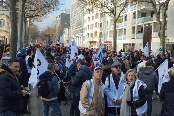 A l'occasion de la quatrième journée de mobilisation contre la réforme des retraites, entre 15 800 et 35 000 manifestants ont défilé dans les rues de Lyon.