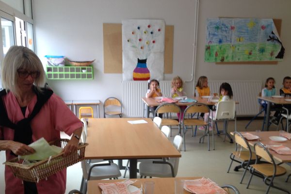 A l'école Tivoli d'Aurillac, les agents périscolaires ont accueilli les élèves pour le premier repas à la cantine de cette nouvelle année scolaire