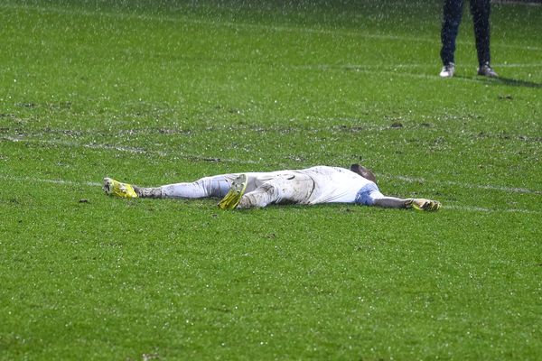 La rencontre du FC Chambly face au SM Caen a été marquée par le malaise du gardien caennais, Garissone Innoncent.