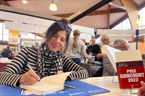 Brigitte Giraud en séance de dédicace à la 40ème foire du livre de Brive.