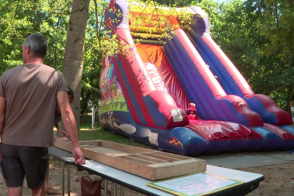 Jeux en bois, structures gonflables, activités sportives... Niort Plage est un vrai lieu de détente.