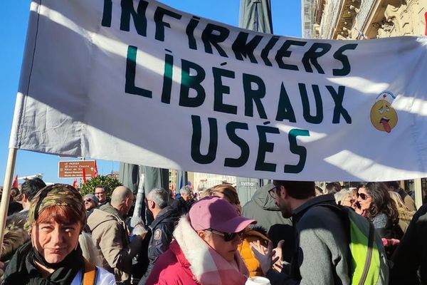 Dans la rue contre la retraite à 67 ans, les infirmiers du collectif IDEL en colère expriment leur ras le bol.