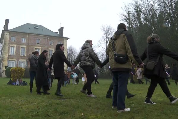 Entre 30 et 40 personnes forment une chaîne humaine devant l'école primaire de Nouvion.