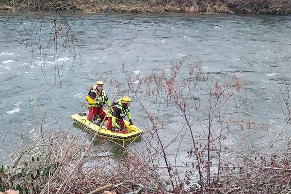 Une équipe de sauvetage nautique est déployée, vendredi 3 janvier 2025, le long de la rivière Ariège.