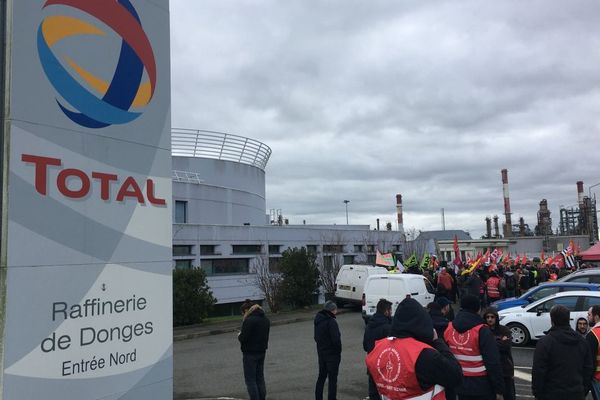 déjà le le 2 janvier dernier les accès de la raffinerie Total à Donges en Loire-Atlantique étaient bloqués par des manifestants