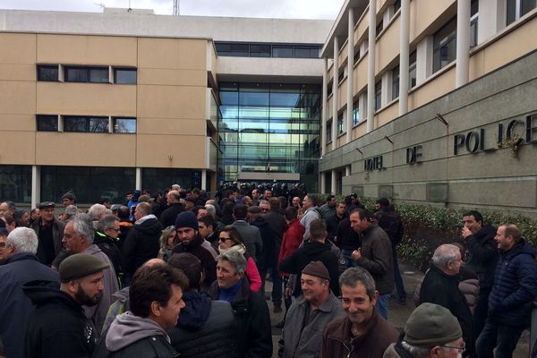 200 agriculteurs sont réunis devant l'hôtel de police de Montpellier ce mardi 16 janvier.