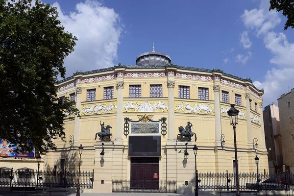 Le Cirque d'Hiver, situé dans le 11ème arrondissement parisien, appartient à la famille Bouglione depuis 1934.