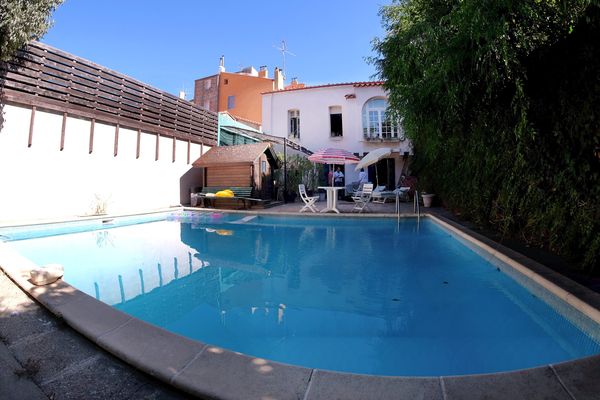 Piscine, jardin, terrasse... La maison de Charles Trenet a de quoi séduire.