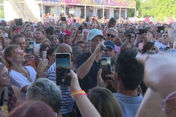 Gaëtan Roussel a fait une entrée surprise au milieu du public.