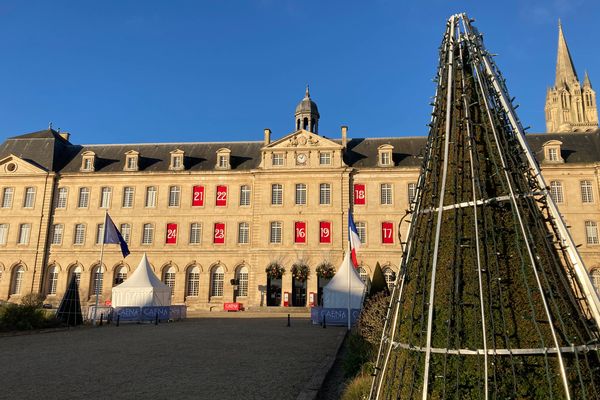 Depuis le 1er décembre, un spectacle est proposé tous les soirs depuis une fenêtre de la mairie de Caen.