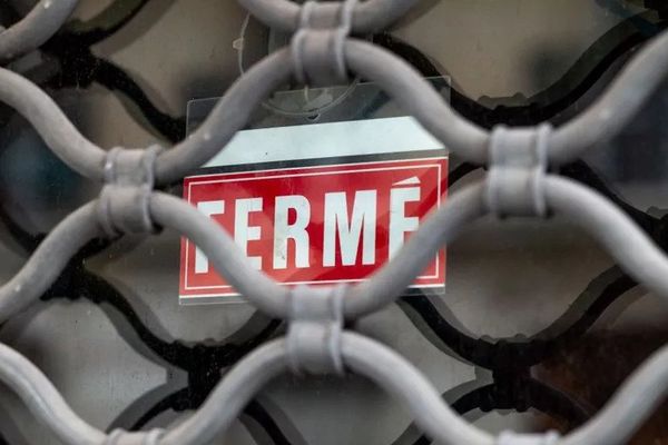 Un commerce fermé, le 2 avril 2020, à Paris. (JULIE LIMONT / HANS LUCAS / AFP)
