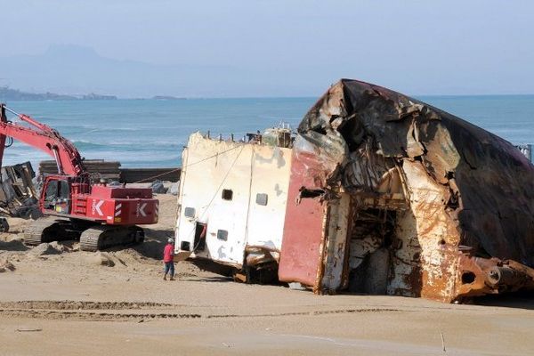 La plage est désormais débarrassée de l'imposante épave. Elle sera rouverte le 1 juillet