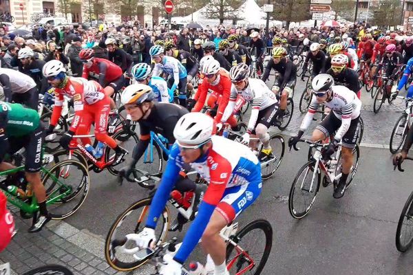 Le peloton de la Route Adélie au départ à Vitré