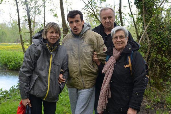 Brigitte Loirat et son fils Alexandre (à g.) avec des membres de l'association "La famille d'Alex"