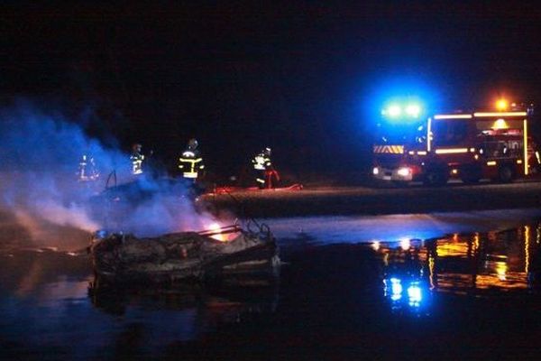 Un gros dispositif a été engagé par les pompiers des Pyrénées-Orientales dans le port de Sainte-Marie pour maîtriser l'incendie - 26 janvier 2015.