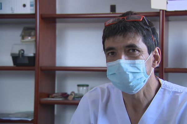 Le Dr Hugues Aumaître, chef du service maladies infectieuses et tropicales à l'hôpital de Perpignan, le 20 août 2020.