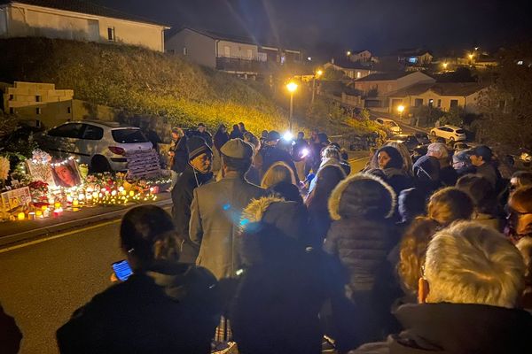 Rassemblement des amis de Delphine Jubillar devant son domicile à Cagnac les Mines dans le Tarn pour son 34ème anniversaire.