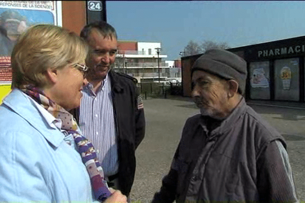 Christine Roimier, candidate UMP-UDI à Alençon tente de conquérir des voix au plus près des habitants