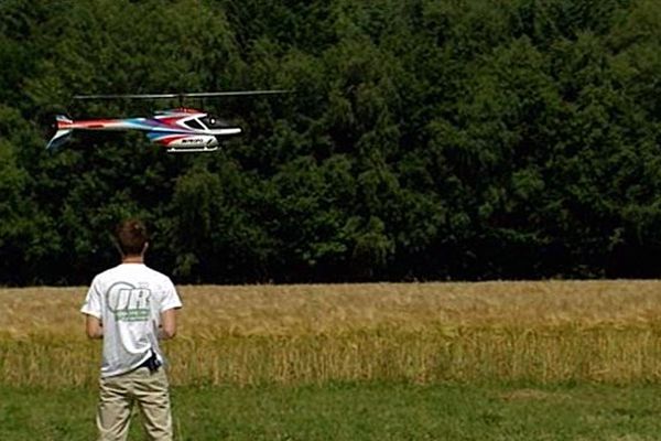 Pierre se prépare pour les championnats du monde d'aéromodélisme en Pologne.