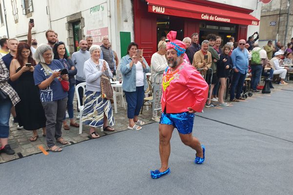 François, le fromager de Port-Louis, dans un superbe costume disco de maharadjah, le 7 août 2024