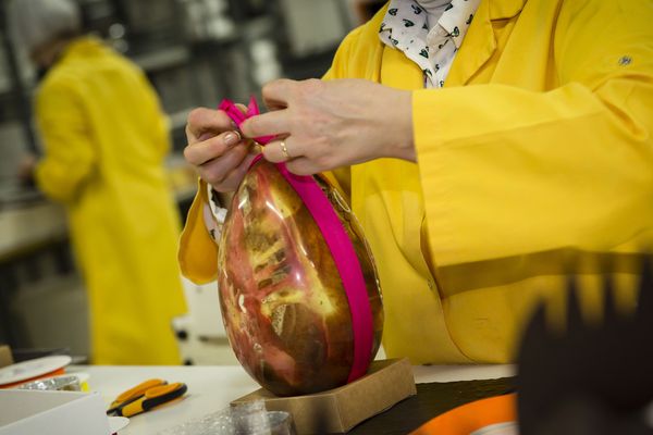 Dans sa chocolaterie, Xavier Conraux avait déjà commencé à préparer la fête de Pâques mais il a dû fermer sa boutique à cause du confinement. 