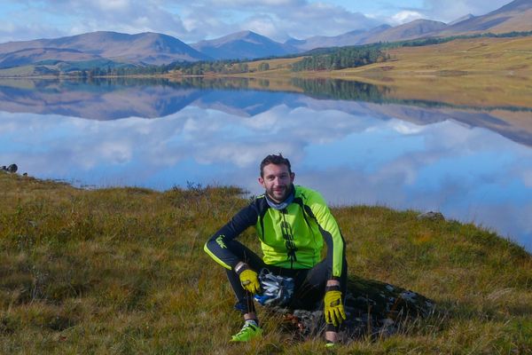 Axel Férard lors de don dernier défi: un tour d'Ecosse à vélo