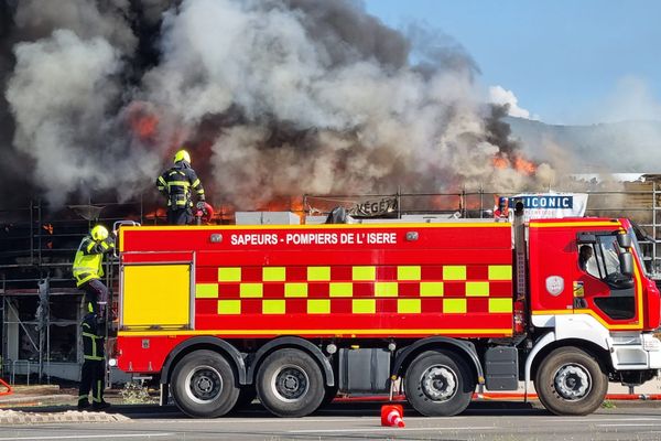 80 pompiers et 30 engins sont mobilisés depuis le milieu de l'après-midi de ce vendredi 21 juillet