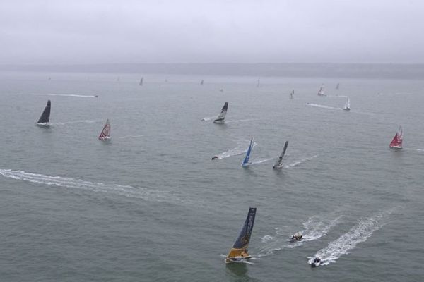 Départ de la Transat au Havre, 7 novembre 2013. Le bateau Picoty-Lac de Vassivière ( class 40) est en rouge à droite de la photo