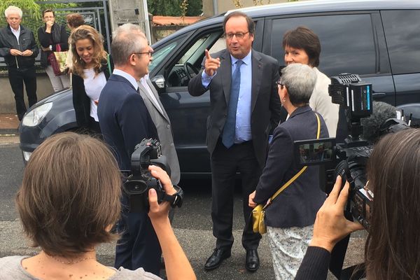 L'ancien président de la République, François Hollande, était dans l'Allier jeudi 6 septembre. À Dompierre-sur-Besbre, puis Moulins, l'auteur de "Les leçons du pouvoir" a dédicacé leur ouvrage à des lecteurs venus nombreux.