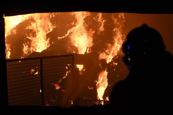 Un sapeur-pompier intervient sur un violent incendie dans un hangar agricole. Photo d'illustration.