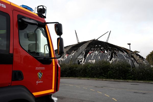 Ce chapiteau incendié en 2019 à Chanteloup-les-Vignes abritait une école de cirque et appartenait à la Compagnie des contraires.