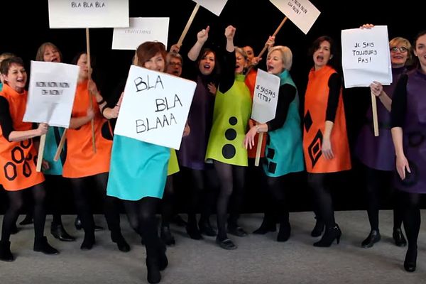 Extrait du clip "Je sais pas !" du groupe vocal caennais "22 V'là les filles"