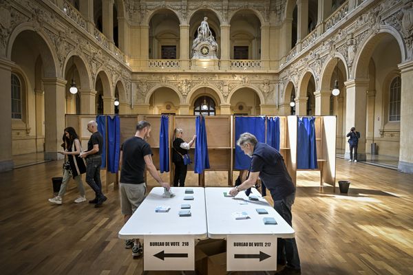 Élections législatives 2024  à Lyon, dans la salle de la Corbeille au palais de la Bourse (2e)