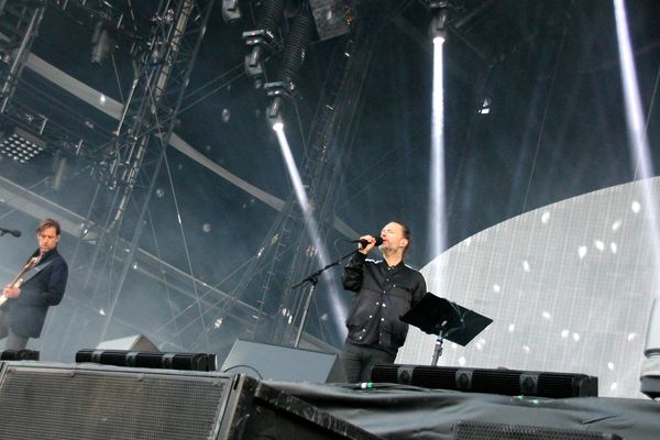 Ed O'Brien et Thom Yorke de Radiohead sur la scène du Main Square d'Arras ce dimanche soir