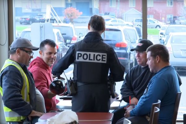 Dans la province de Québec au Canada, le concept "Un café avec un policier" fait un tabac depuis 2014.