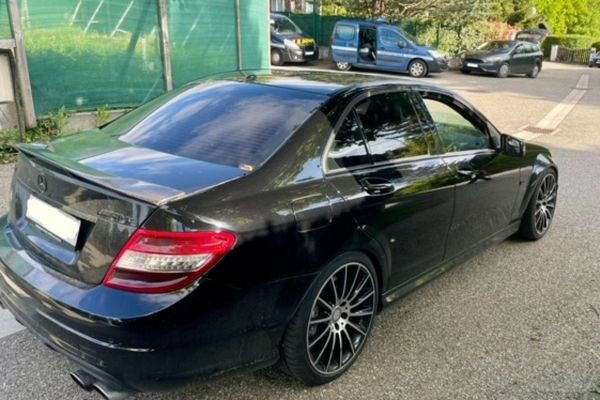 Une Mercedes "AMG C63" de 510 cv a été interceptée par les gendarmes sur une route départementale sur la commune de Jonzier-Epagny en Haute-Savoie.