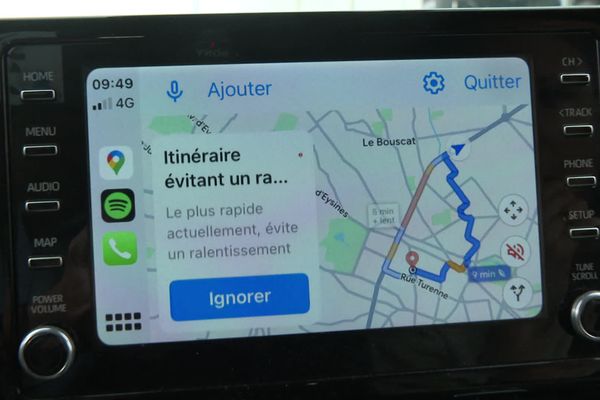 Pour éviter les embouteillages, les applications GPS proposent des itinéraires alternatifs.