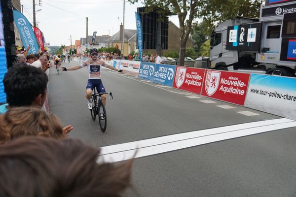 Paul Penhouët s'impose sur la deuxième étape du Tour Poitou-Charentes 2023 à Bressuire.