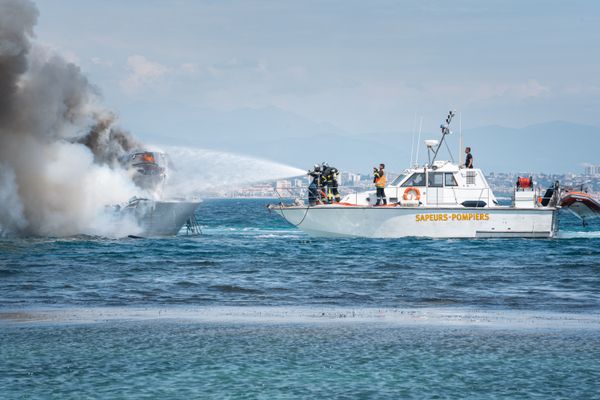 Une vedette de 12 mètres, en flammes entre les Îles de Lérins le 9 mai dernier